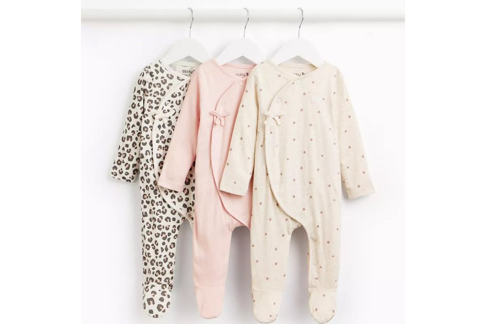 Sleepsuits & nightwear.