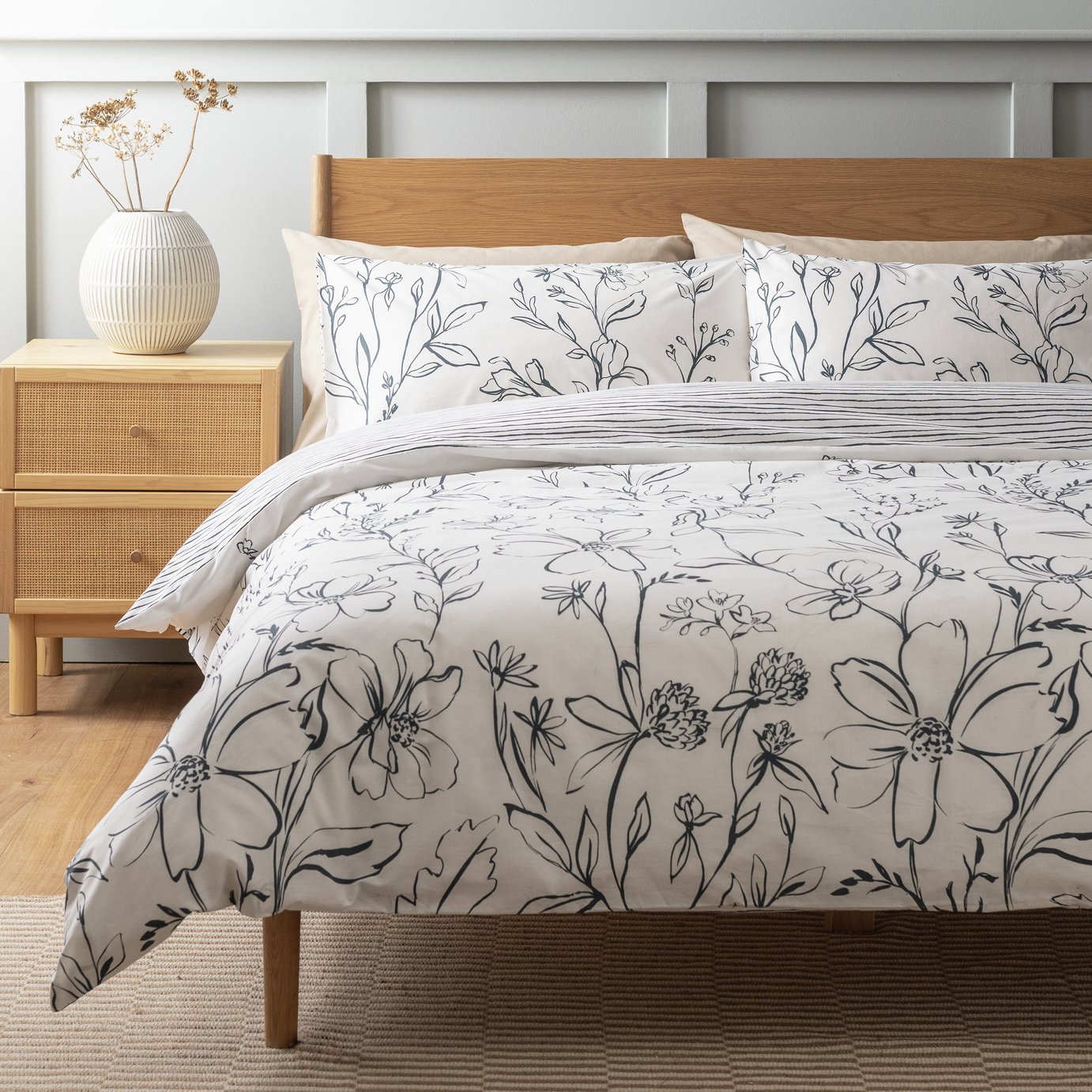 Habitat Loose Linear Floral White Bedding Set - Superking