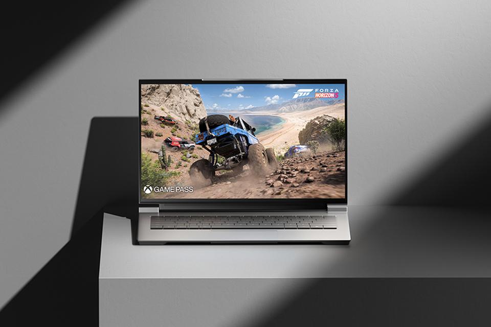 Laptop display shows Forza Horizon 5.