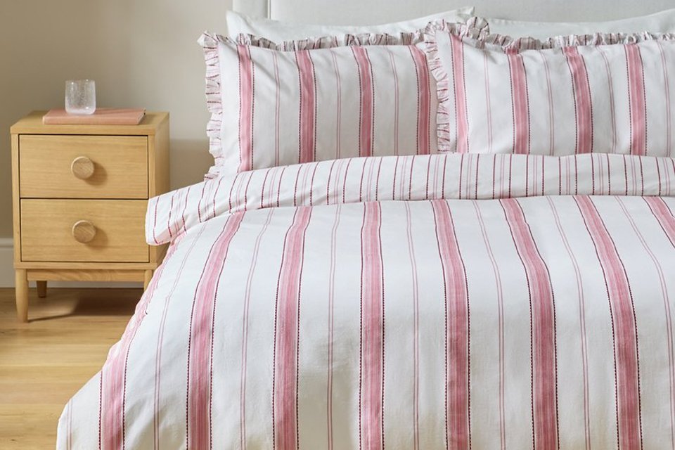 A Habitat Stripe Frill White & Pink Bedding Set - Single.