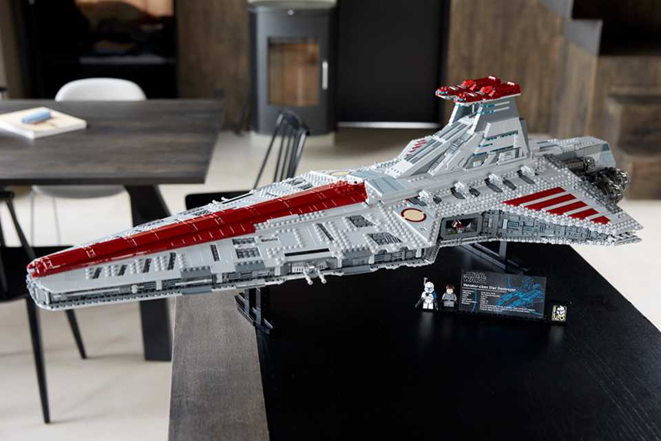 Venator-Class Republic Attack Cruiser star destroyer spaceship displayed with the set's minifigures and information plaque.