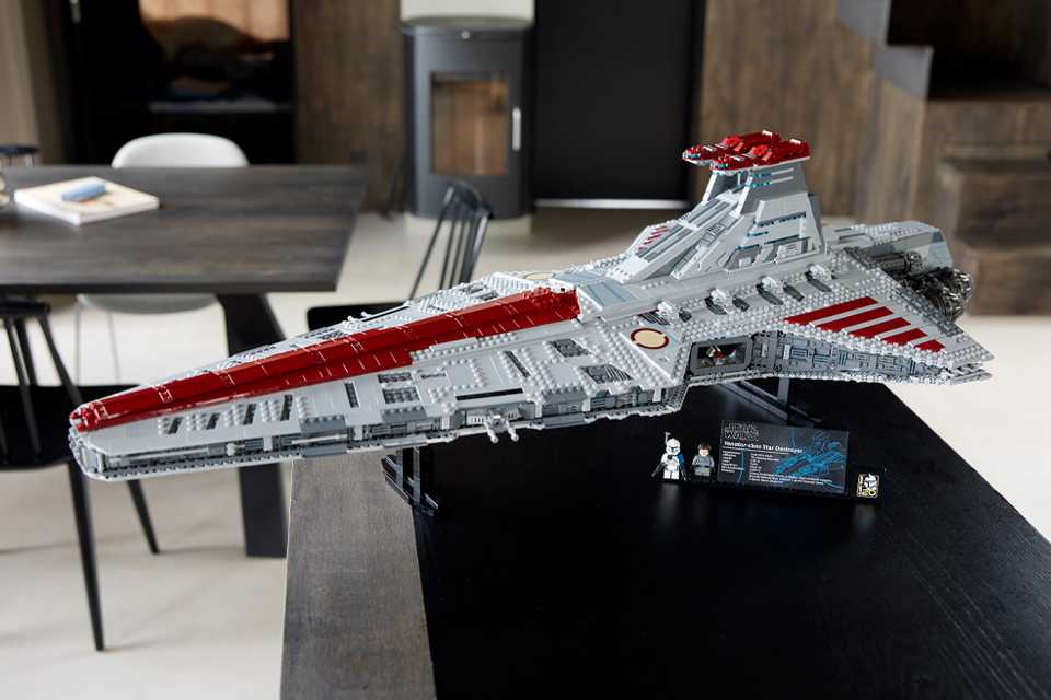 Venator-Class Republic Attack Cruiser star destroyer spaceship displayed with the set's minifigures.