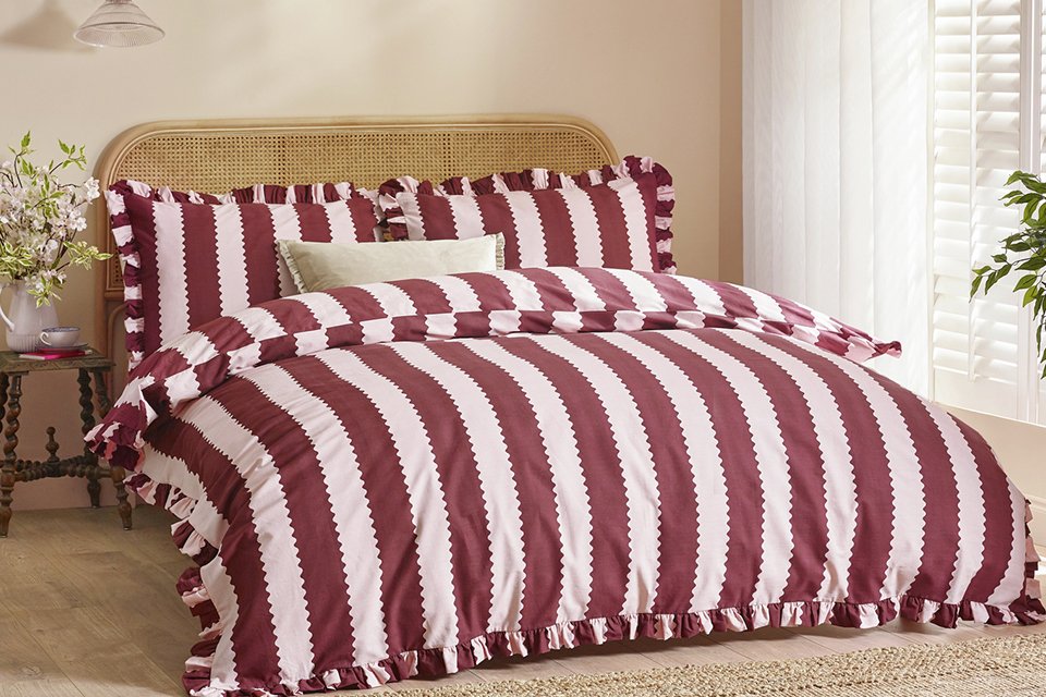 Wylder Birdie Stripe Ruffle Burgundy Bedding Set -Double.