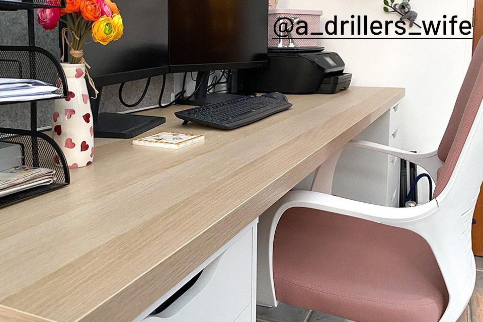 A gaming set up by a-drillers-wife with two monitors, a gaming desk and a pink and white gaming chair.