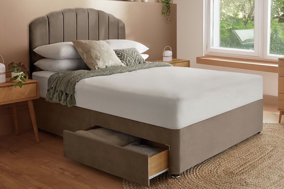 A Silentnight Middleton Kingsize 2 Drawer Divan Bed.