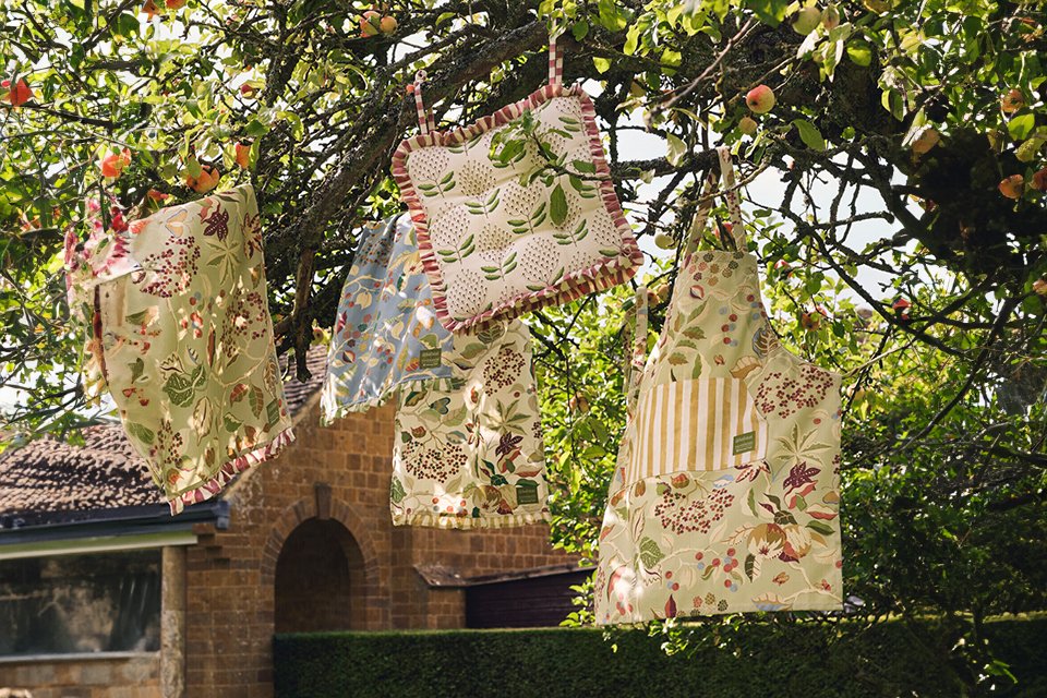 Habitat x National Trust collaboration textiles set with oven mit and apon in floral print.