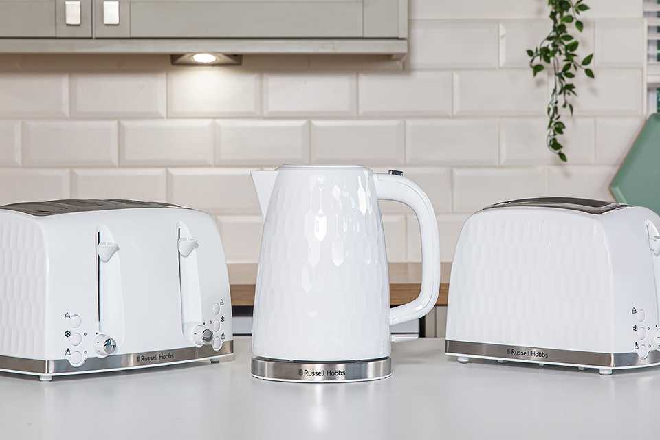 A kettle and toaster in white colour.