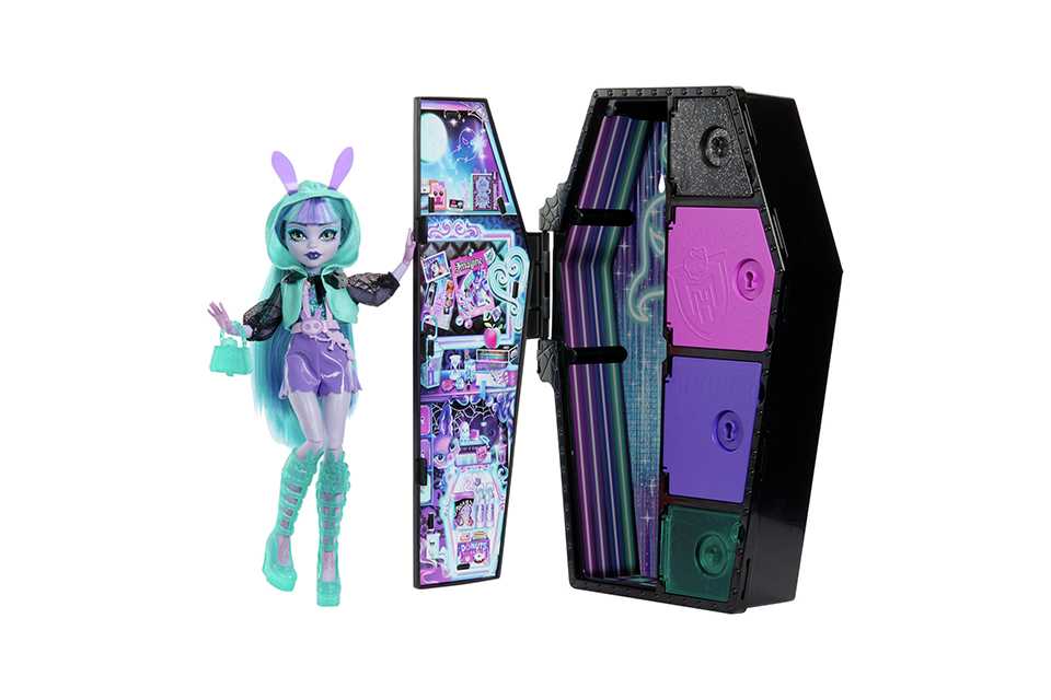 Monster High Skulltimate Secrets Neon Frights - Twyla Doll.
