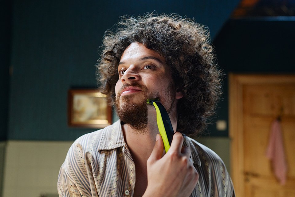 A man using Philips OneBlade trimmer.