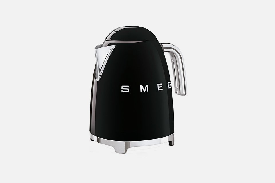 Smeg 50's Style Retro Kettle in black.
