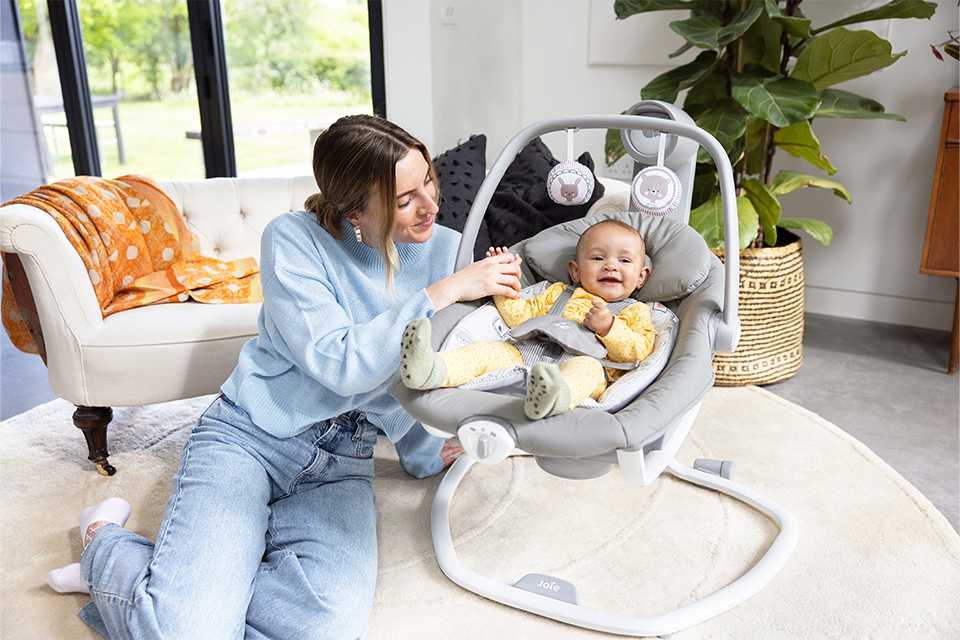 A mum and baby spending quality play time with baby in Joie serina™ 2in1 soother rocker.