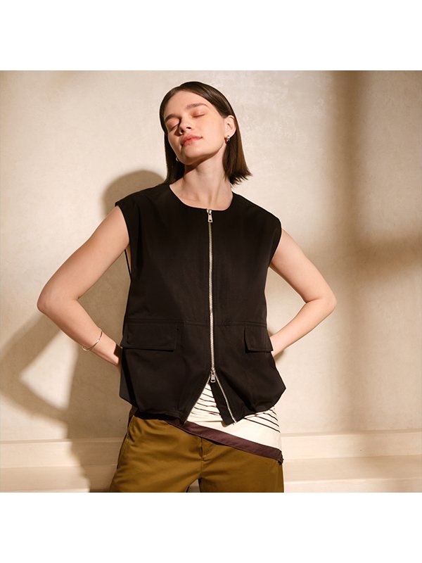 Seeking sunlight. Start day-dreaming of warmer days with our spring edit. This season is all about sophisticated styling ready for sun-soaked days to come. Revamp your wardrobe with fresh green and neutral tones and a balance of light poplin layered against utility jackets.