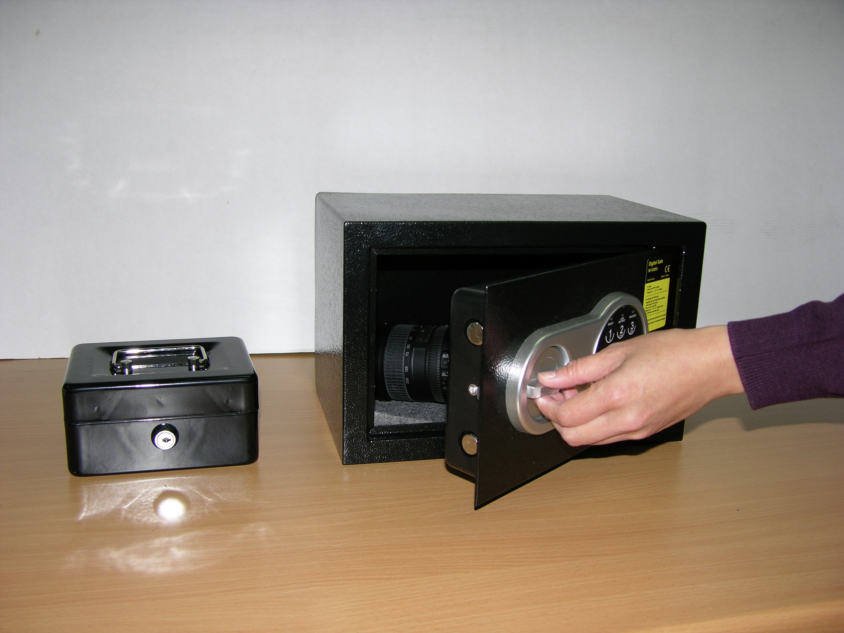 Hilka 29cm Compact Digital Safe and Cash Box Reviews