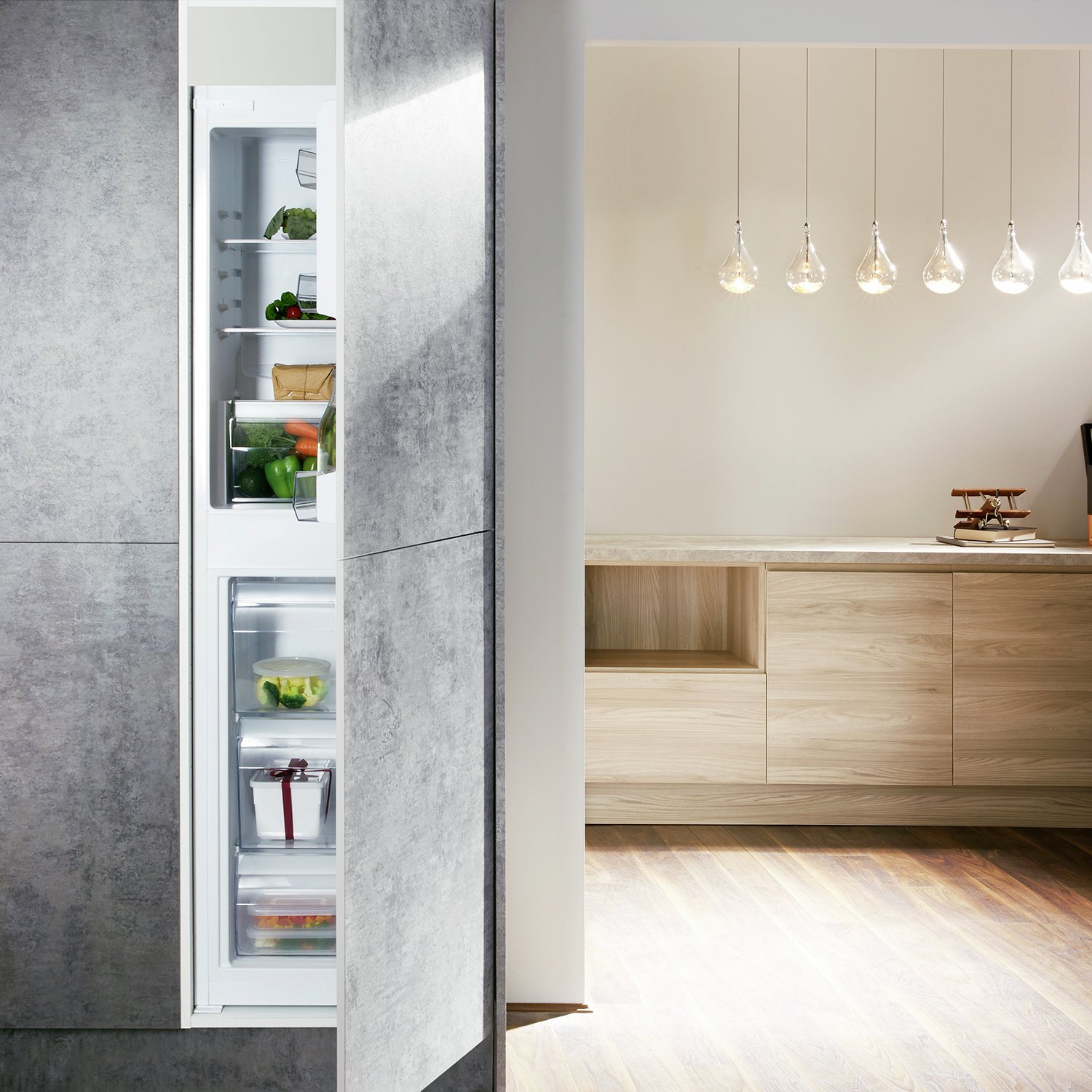 Hotpoint HMCB5050AA Integrated Fridge Freezer Reviews