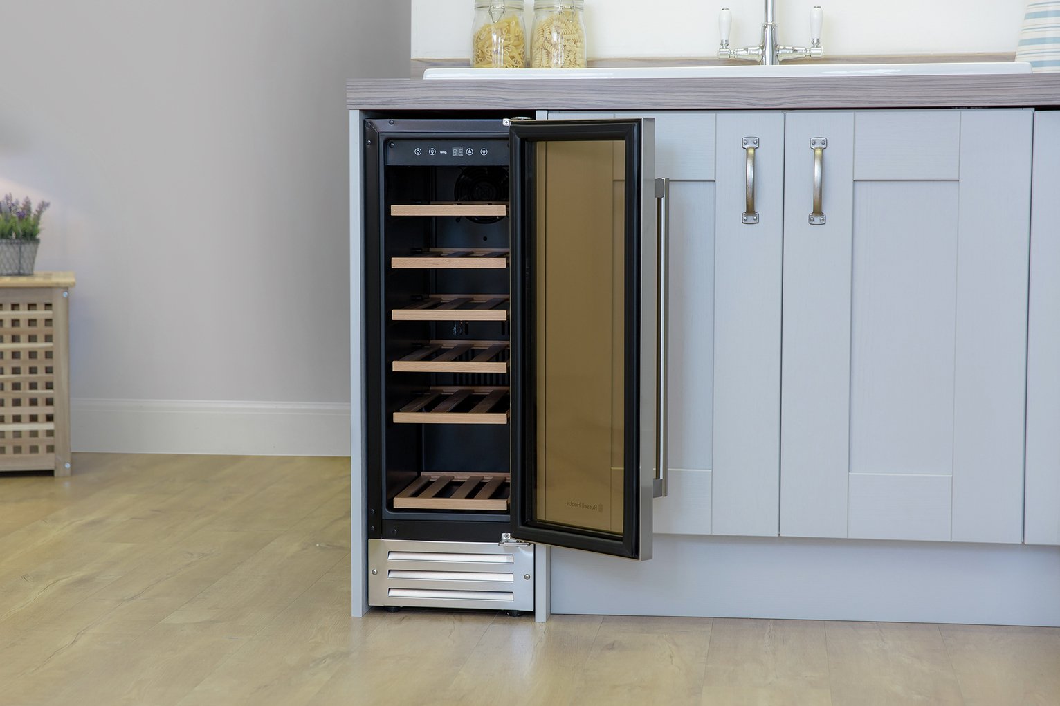 Russell Hobbs RHBI8WC1SS 18 Bottle Integrated Drinks Cooler. Reviews