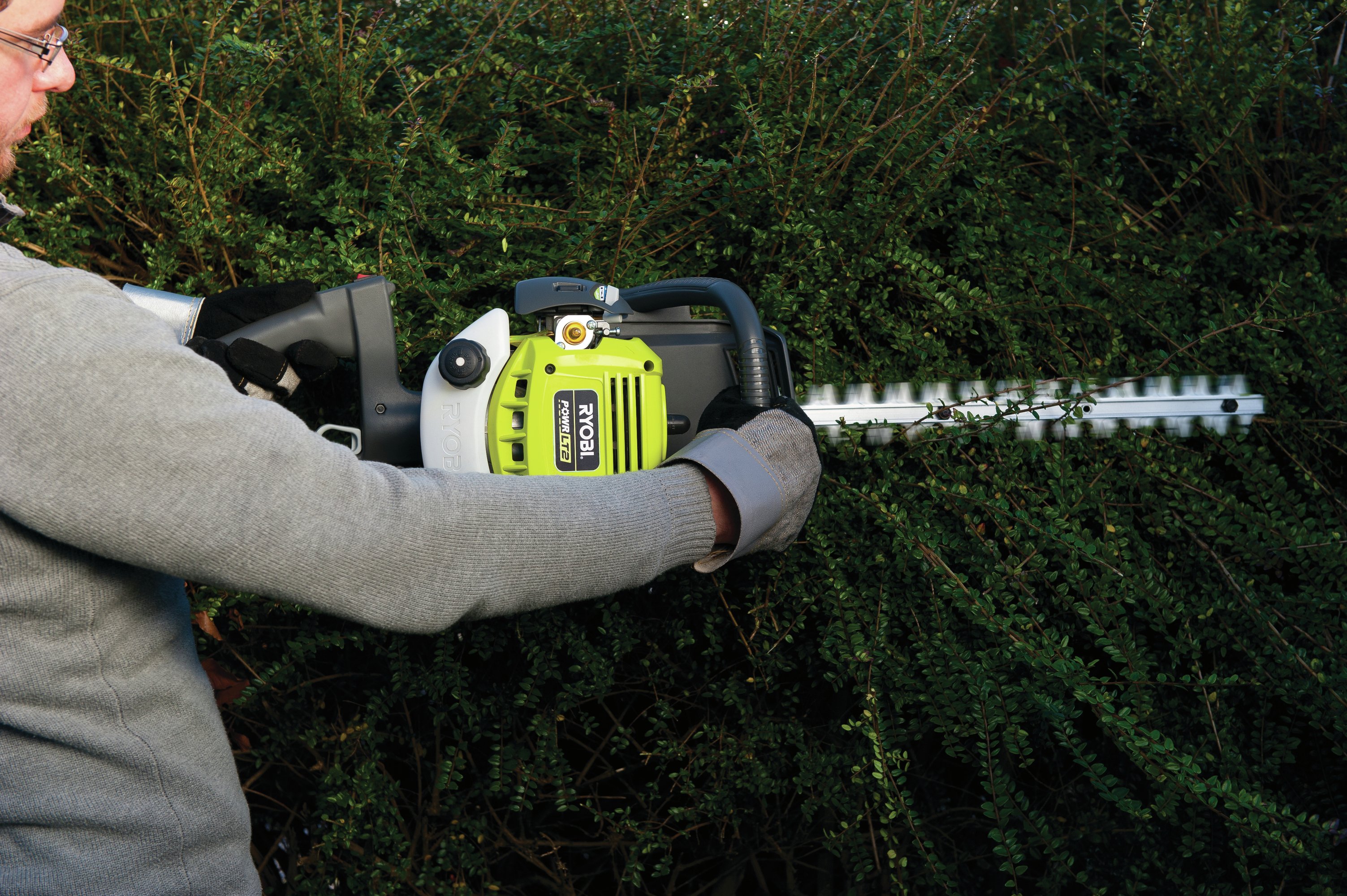 Ryobi RHT2660R Petrol Hedge Trimmer Reviews