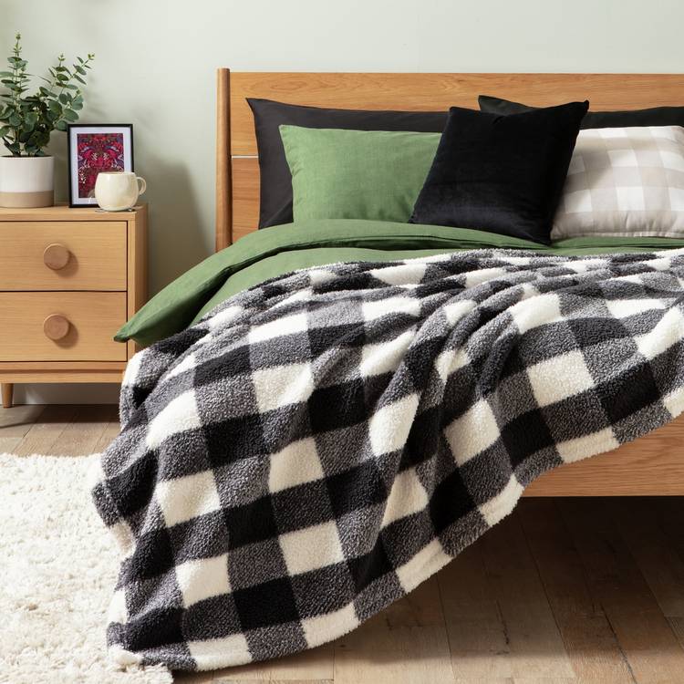 Argos Home Printed Fleece Check Throw - Mono -125x150cm 0