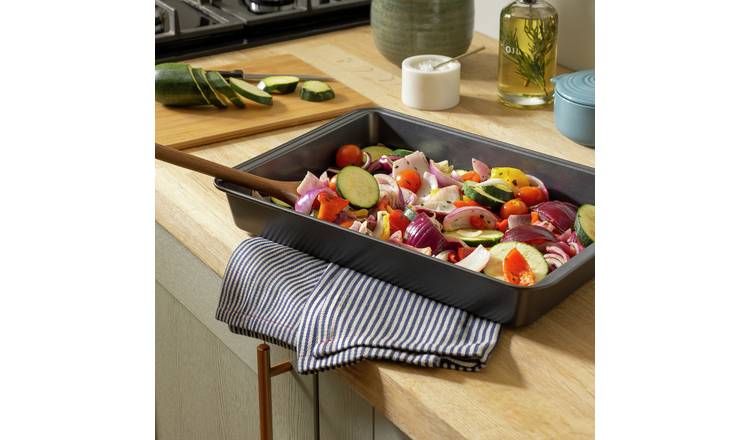 Habitat 34cm Medium Carbon Steel Roaster