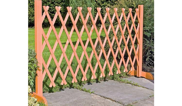 Expanding shop wooden gate