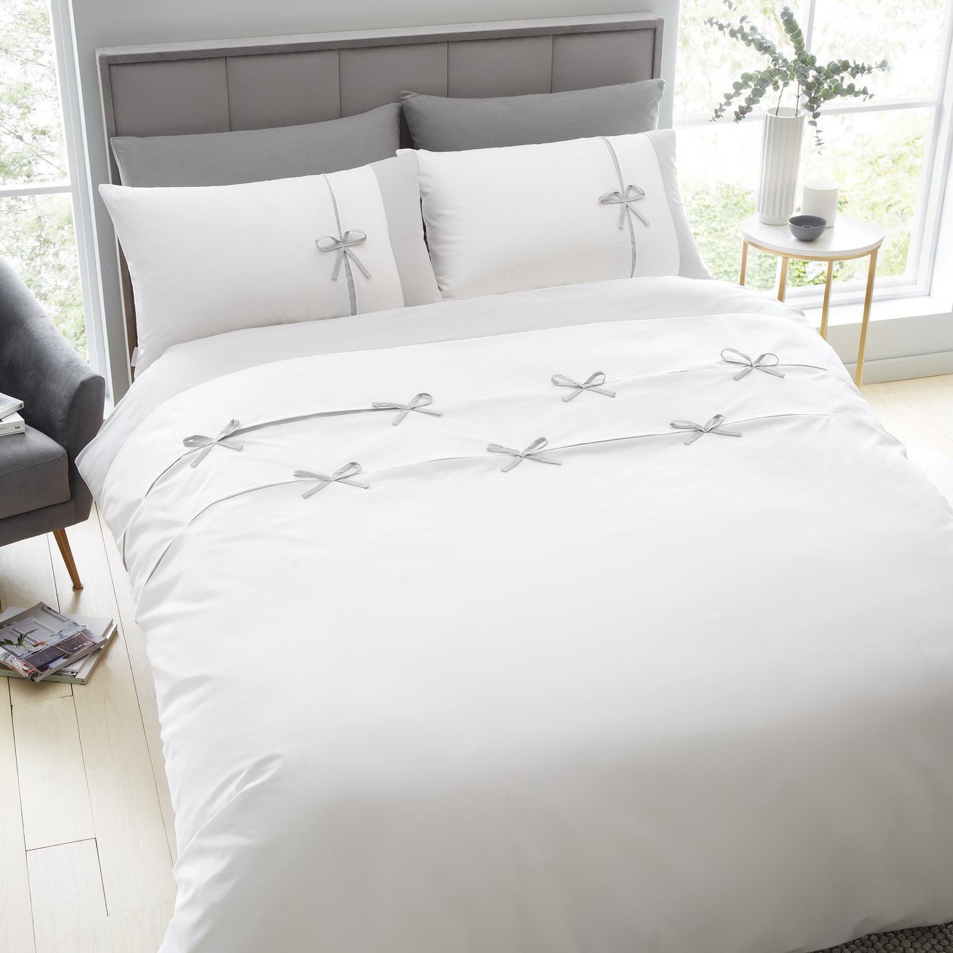 Catherine Lansfield Milo Bows White Bedding Set - King size