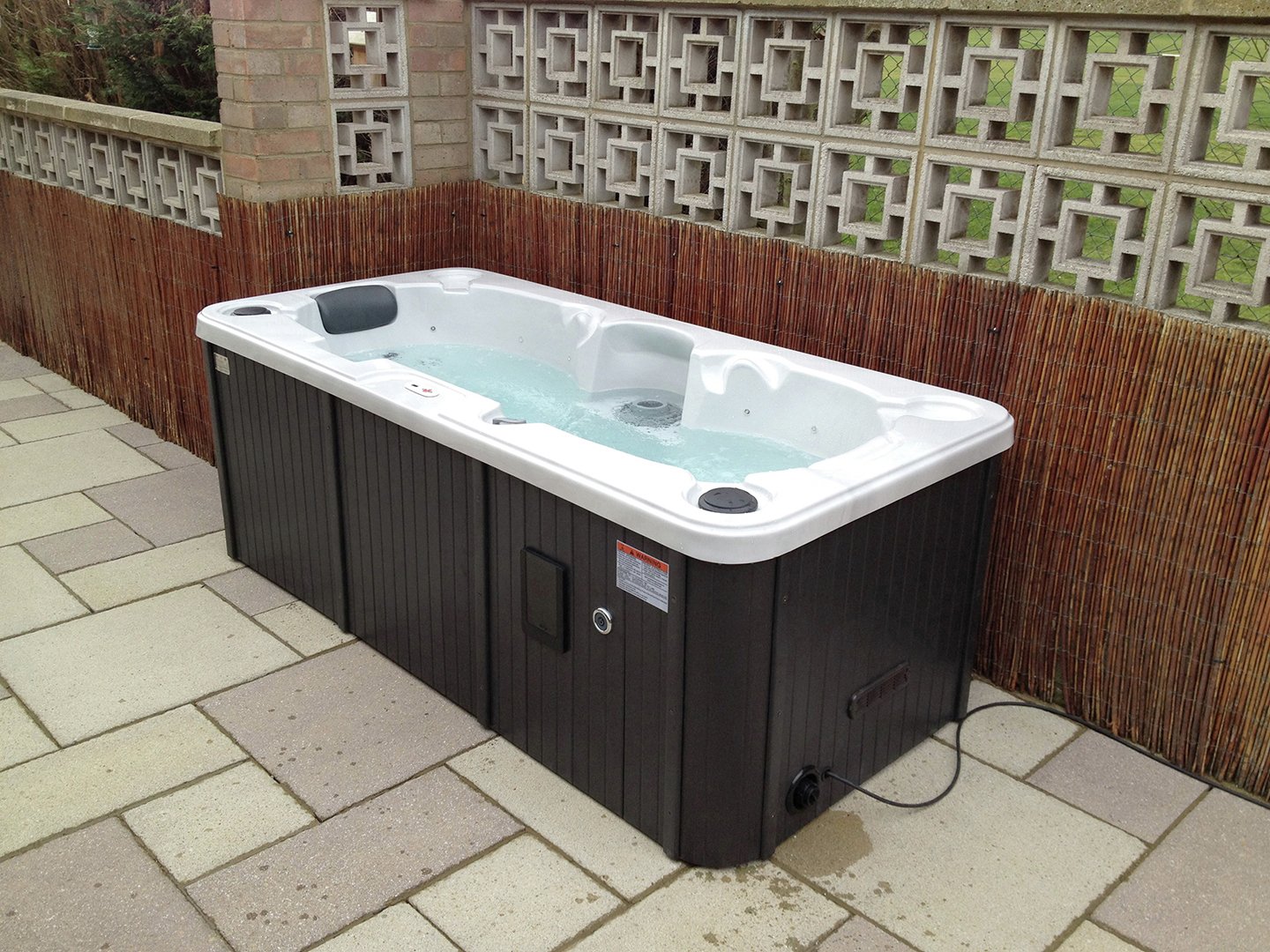 Canadian Spa Company Yukon 2 Person Plug Play Hot Tub Reviews   7541500 R Z005A