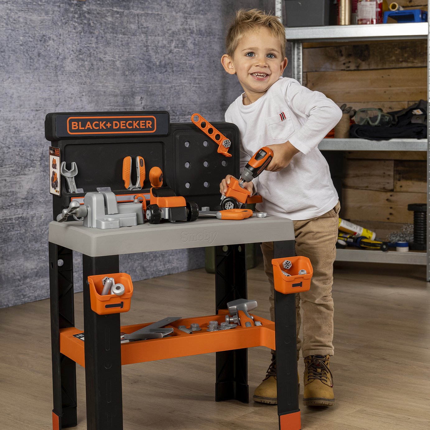 Outils de travail Black&Decker Smoby dans un sac avec une perceuse mécanique 6 pièces Outils de travail Black&Decker Smoby dans un sac avec une perceuse mécanique 6 pièces