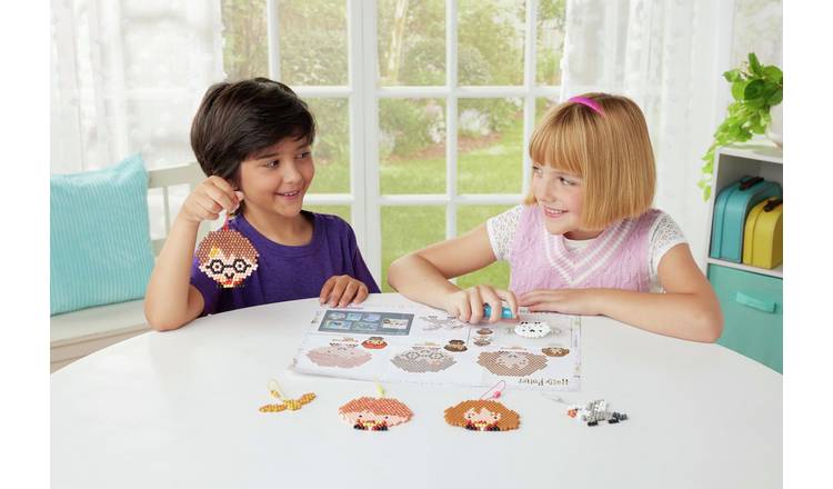 Kit De Manualidades Aquabeads Harry Potter – 800 Cuentas Y Accesorios Para Llaveros, Incluye Plantillas De Personajes Y Cuentas Brillantes (4+ Años)