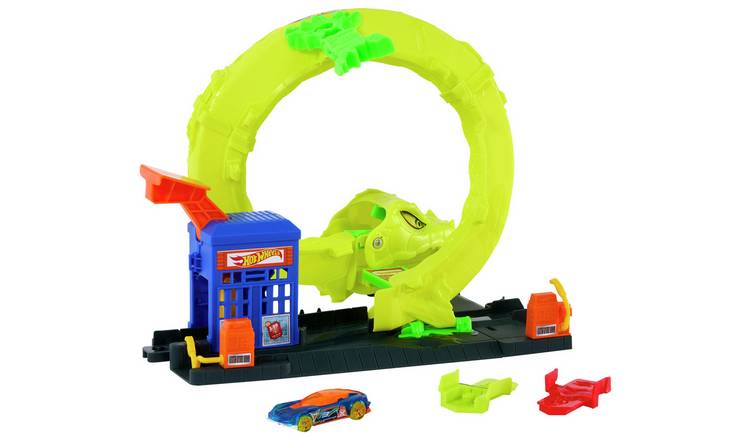 Snake Spiral Attack Playset with 1:64 Scale Die-Cast Toy