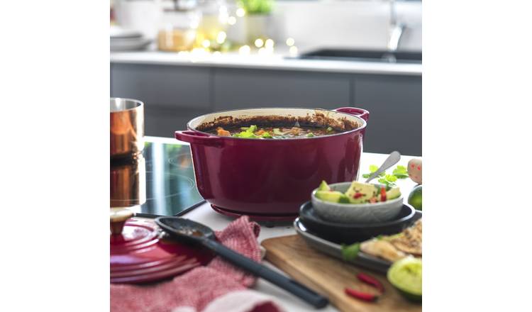 Habitat 5.3 Litre Cast Iron Casserole Dish - Red