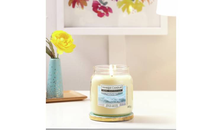 Yankee Candle Medium Scented Jar Candle - Shoreline Breeze
