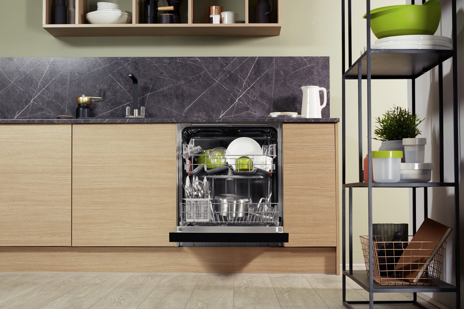 Hotpoint HBC2B19 Full Size Integrated Dishwasher Reviews