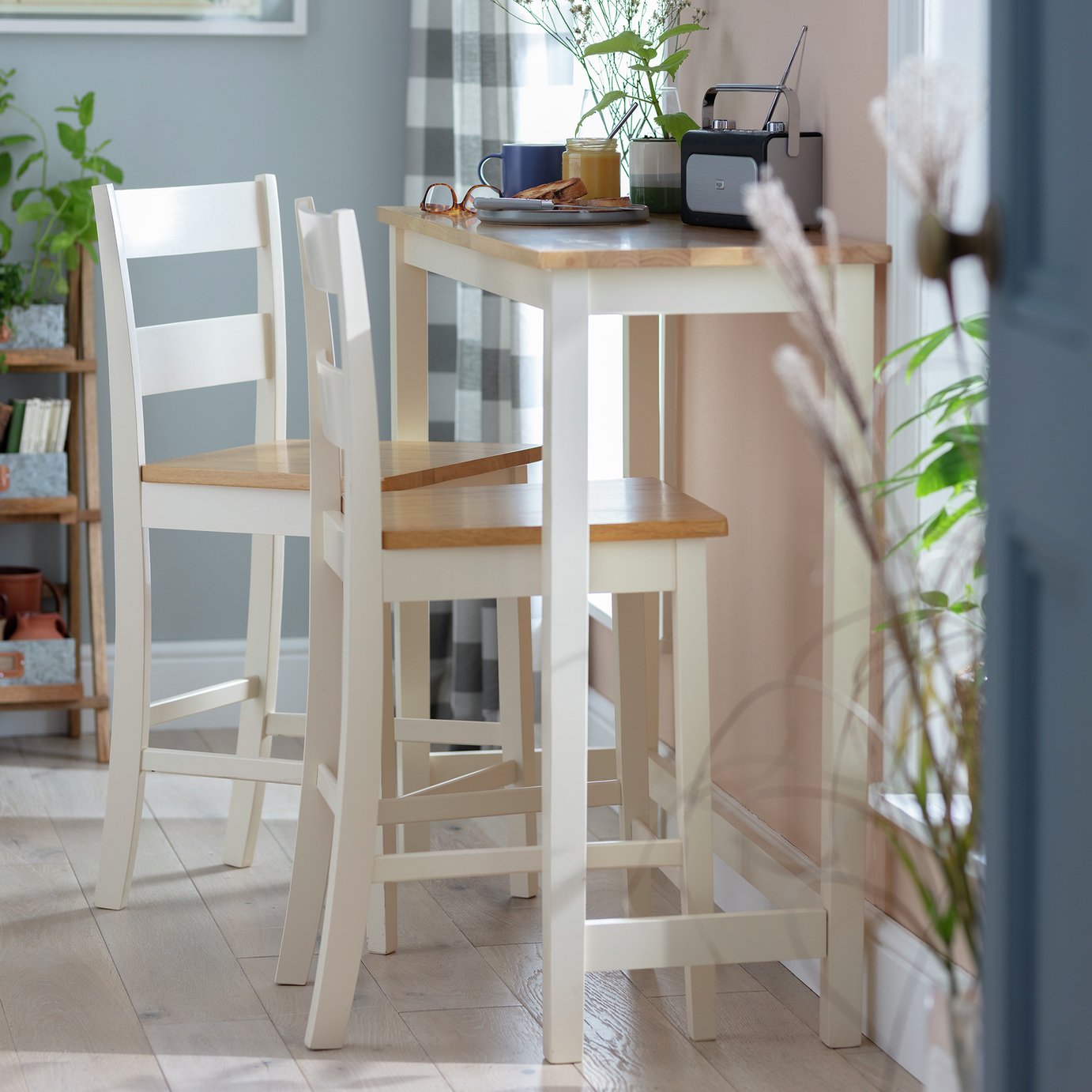 Argos Home Chicago Solid Wood Bar Table & 2 Two Tone Stools Review