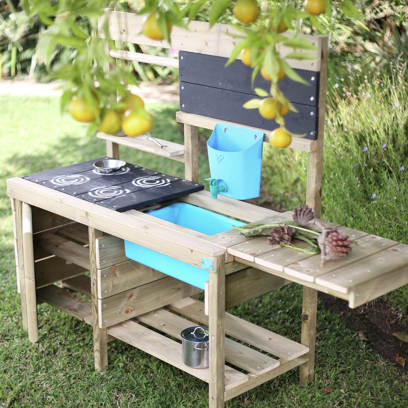 TP MUDDY MADNESS WOODEN MUD KITCHEN