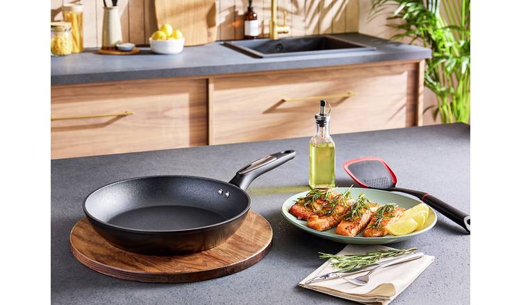 Morphy Richards 28cm Non Stick Aluminium Frying Pan