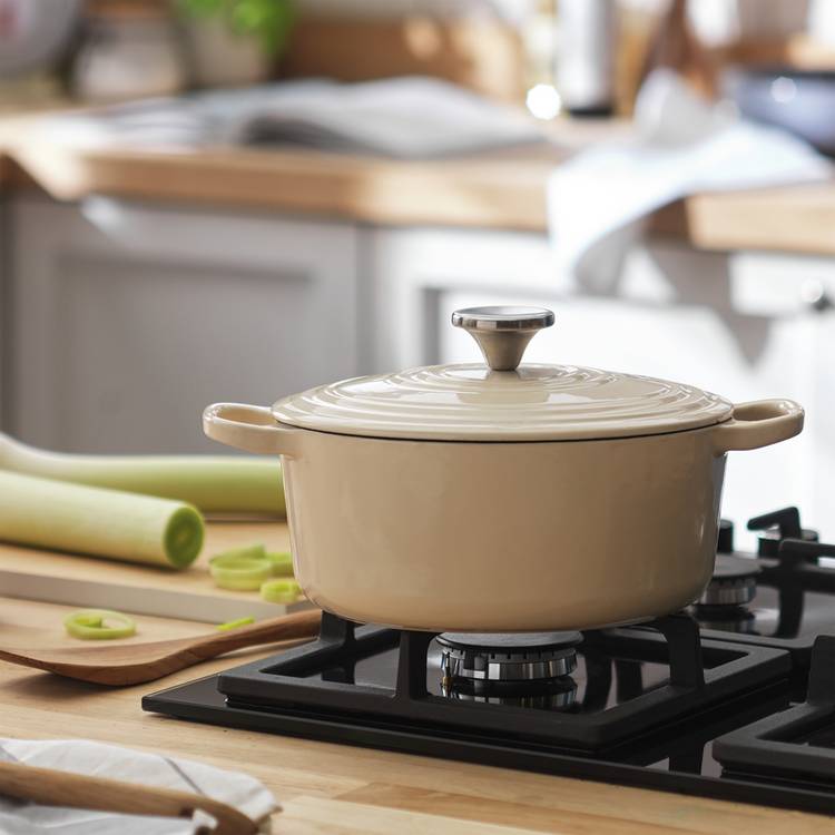 Habitat 2.4 Litre Cast Iron Oval Casserole Dish - Cream 0