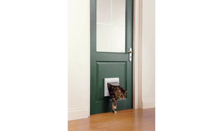 Cat flap with outlet magnetic collar