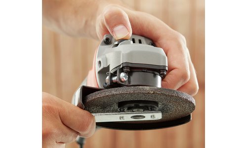 Black + Decker 115mm Angle Grinder & 5 Cutting Discs - 710W