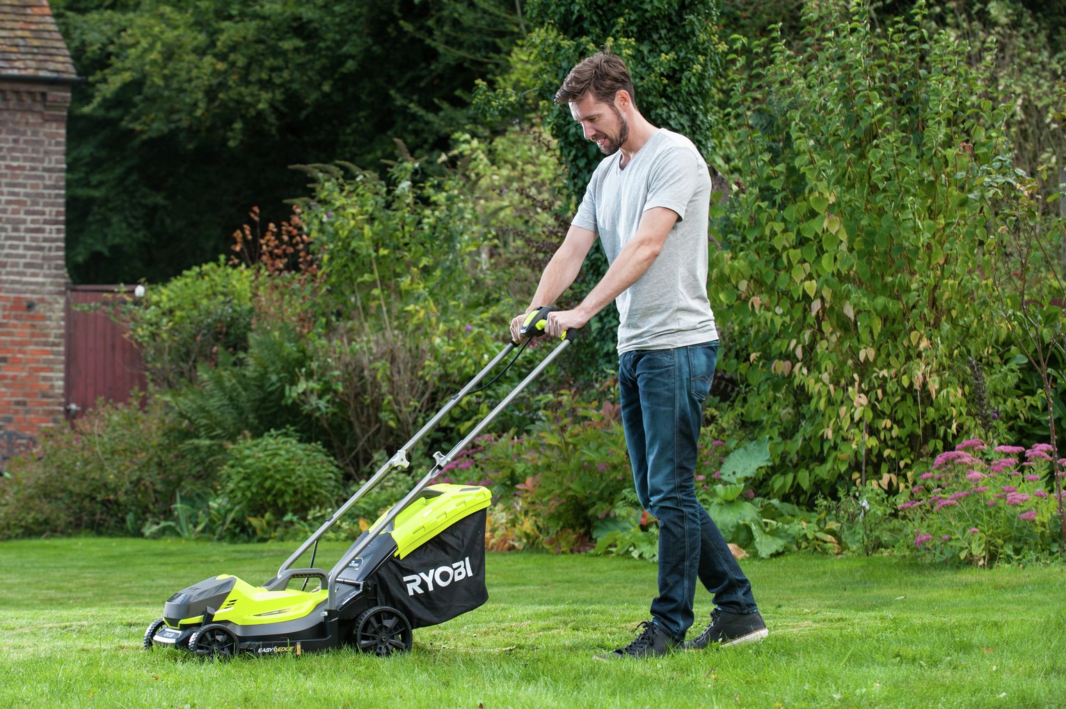 Ryobi RLM18C33B25 2.5Ah Cordless Lawnmower Review