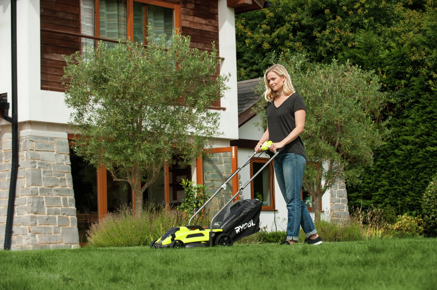 Ryobi RLM3313 33cm Corded Rotary Lawnmower Review