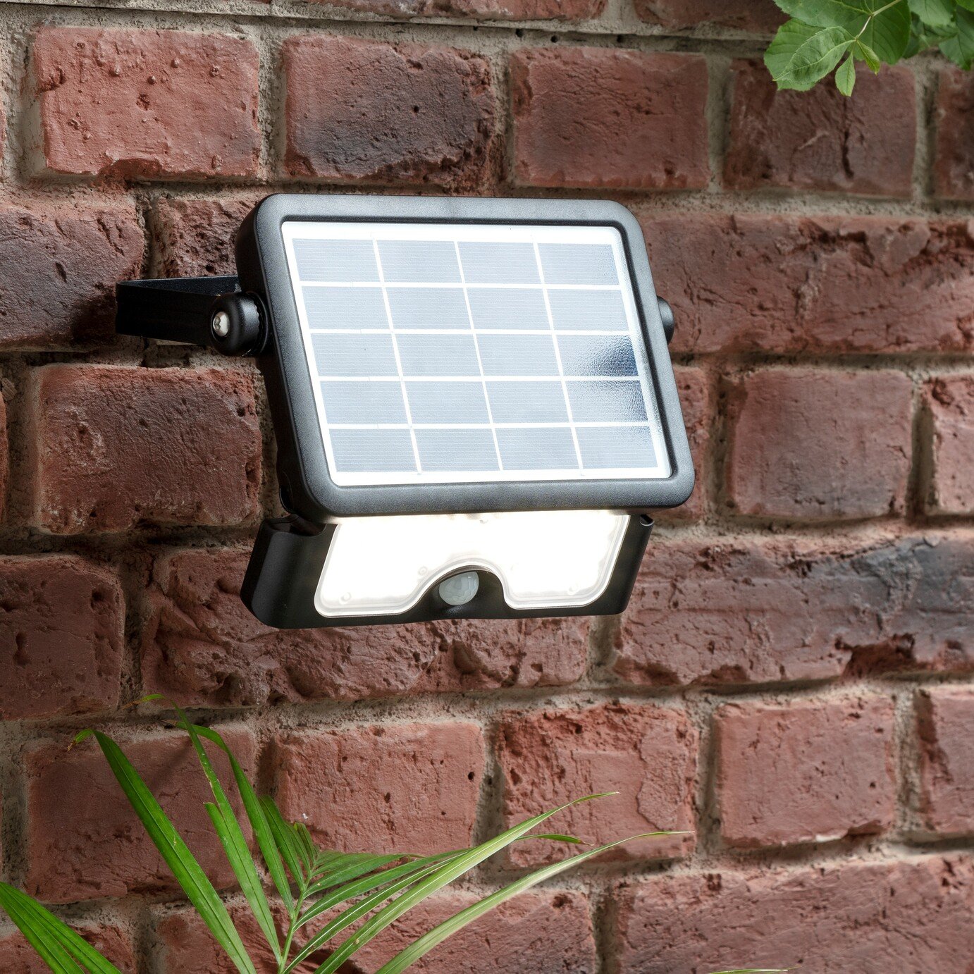 Luceco 5W Solar PIR Outdoor Floodlight