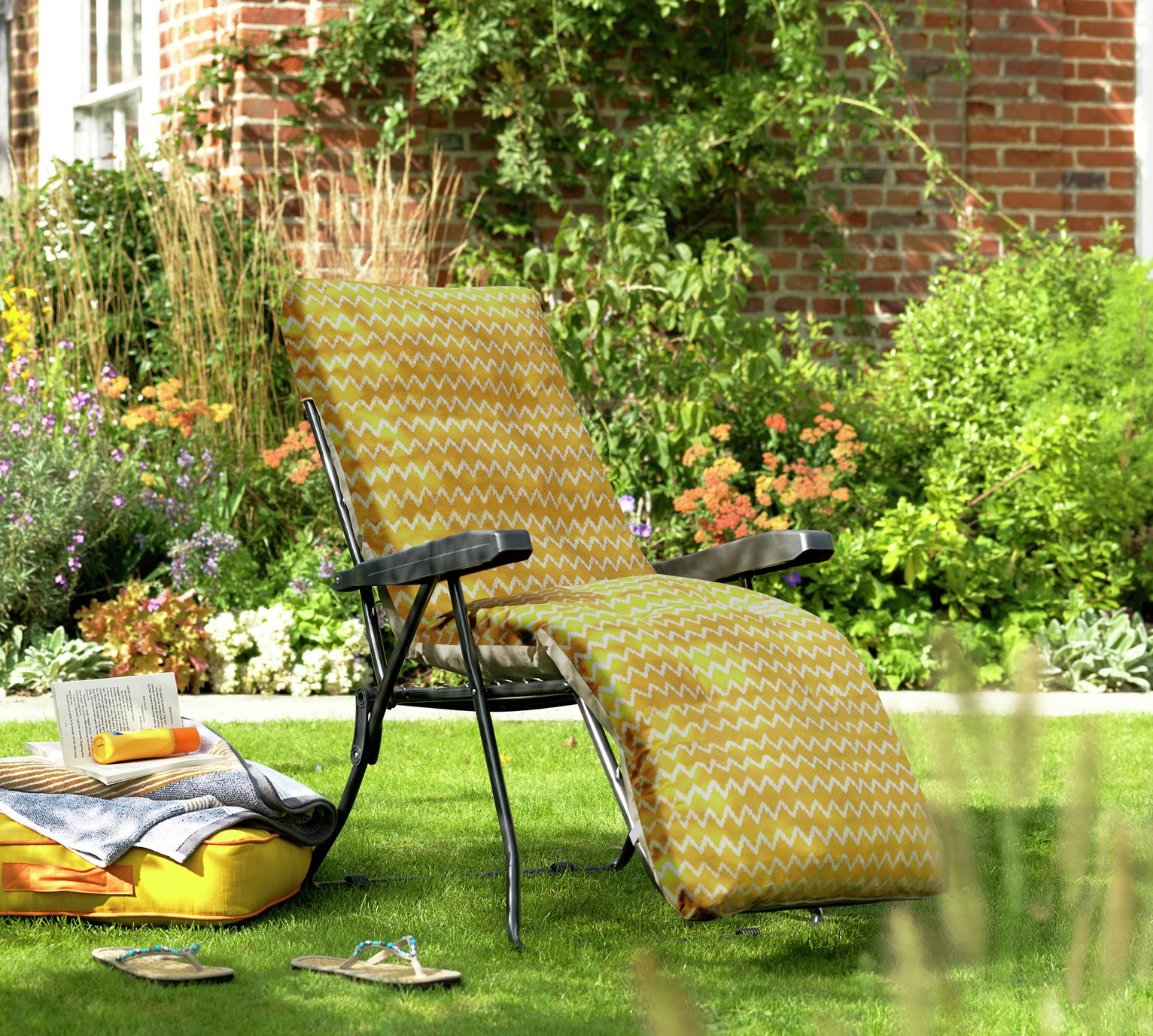 Argos Home Folding Metal Sun Lounger - Yellow