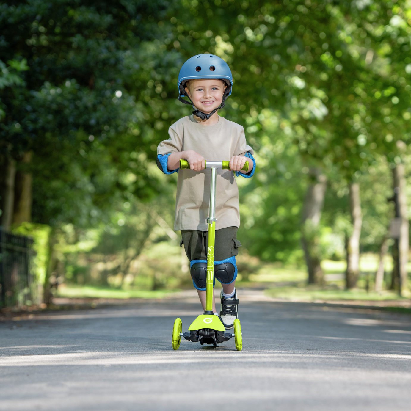 EVO Mini Cruiser Scooter con ruote luminose per bambini | Monopattino per bambini con manubrio regolabile in altezza | Monopattino bilanciatore per bambini a 3 ruote | Monopattino con pedali per