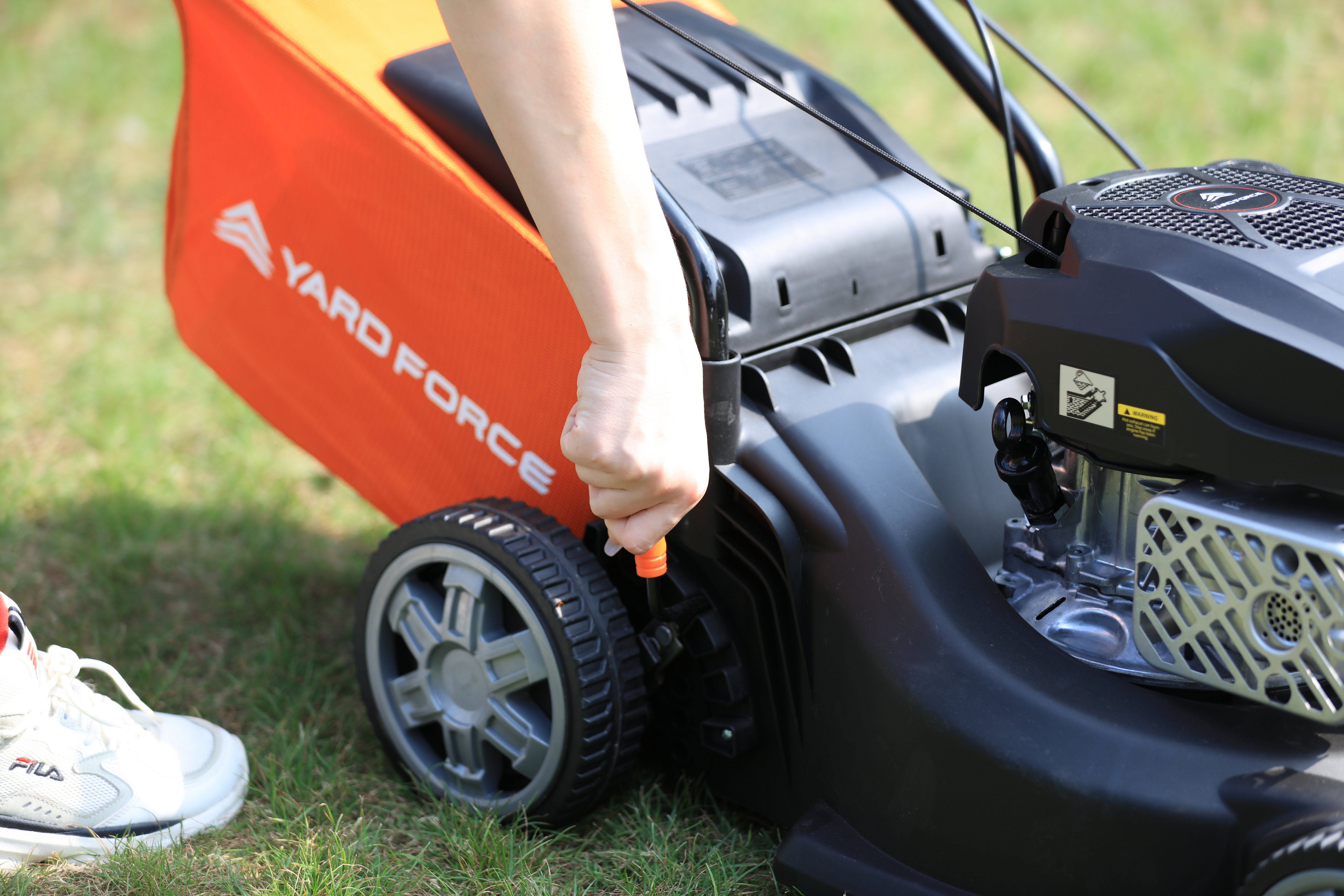 Yard Force 40cm Push Petrol Lawnmower - 127cc — view 2
