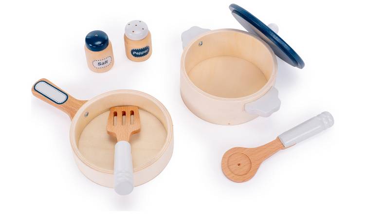 Wooden store saucepan set