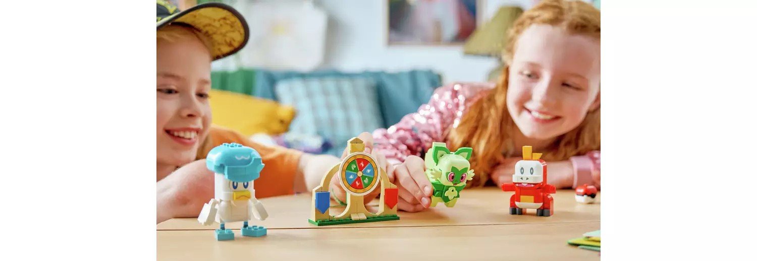 boy and girl playing with lego Sprigatito, Fuecoco and Quaxly Battle set