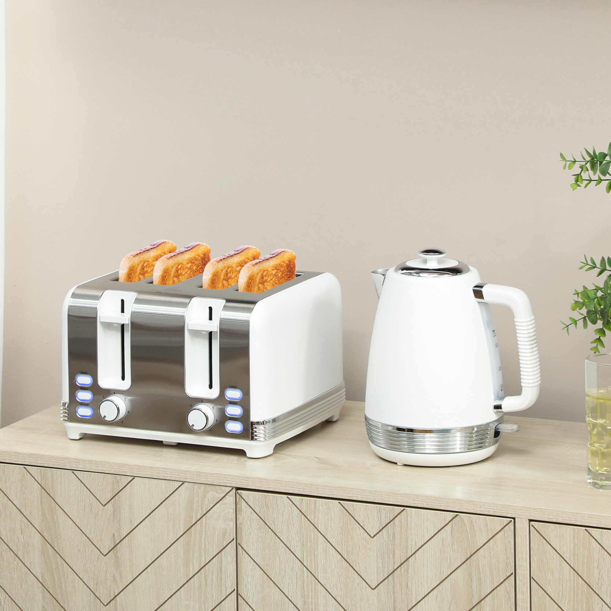 HOMCOM Stainless Steel Kettle and 4 Slice Toaster Set - White and Silver Tone - Image 4