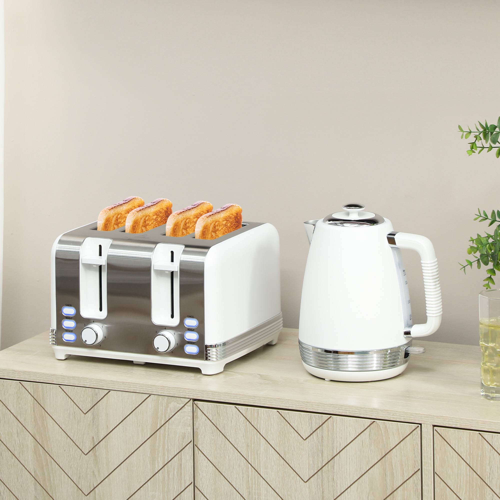 HOMCOM Stainless Steel Kettle and 4 Slice Toaster Set - White and Silver Tone - Image 4