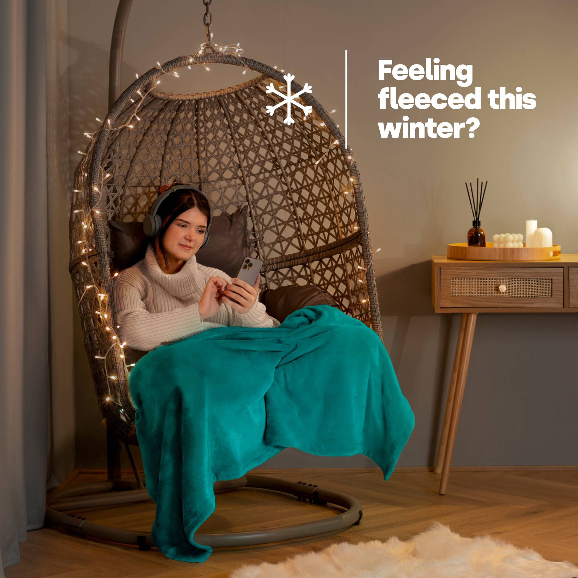 LIVIVO Single Fleece Blanket - Ocean Blue - Image 2