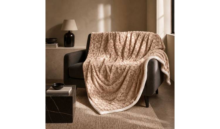 Homescapes Geometric Triangle Velvet Throw - 160 x 200 cm - Light Brown