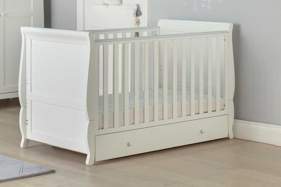 Cuggl Westbury baby cot bed and drawer with mattress.